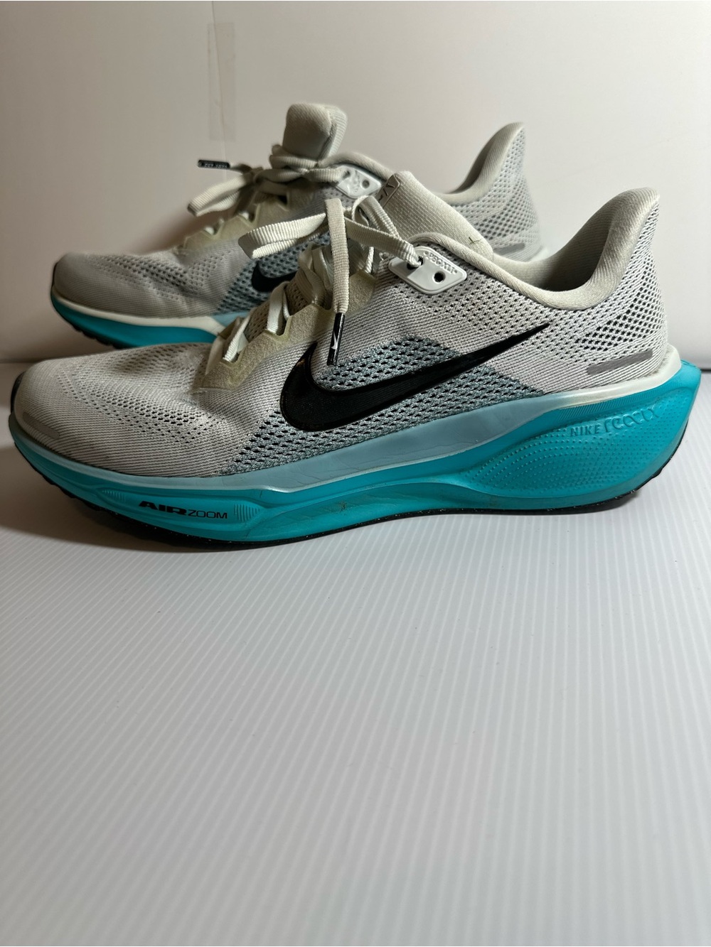 Nike Women's White & Teal Athletic Running Sneakers